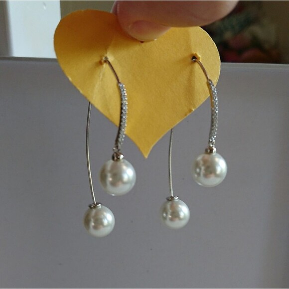 Crystals and Pearl Drop Threader silver Earrings - Picture 4 of 12